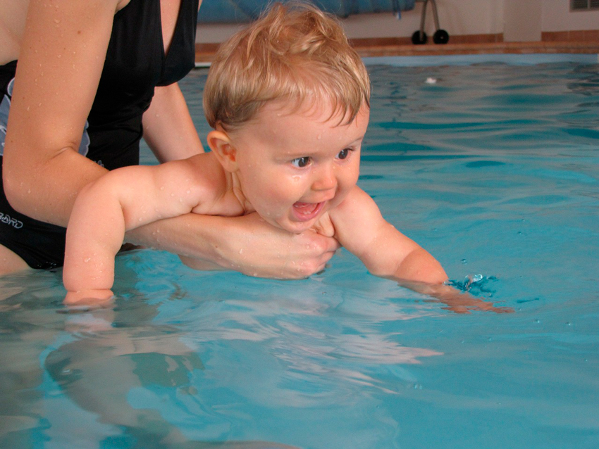 bebé bañándose en la piscina piscinas desmontables pequeñas leroy merlin