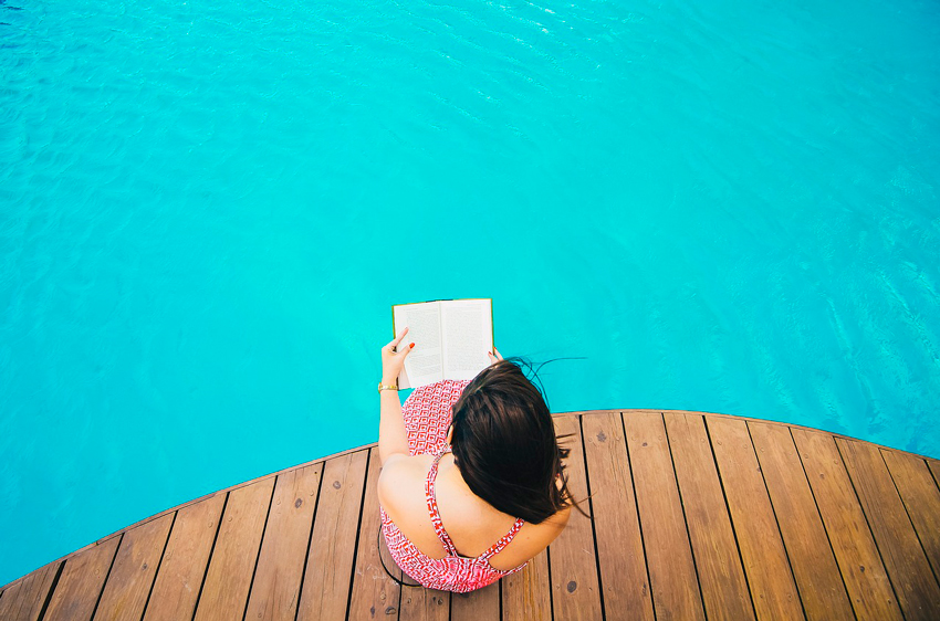 chica leyendo en su piscina de madera piscina desmontable cubierta madera