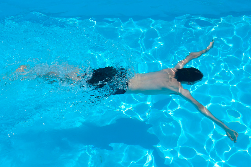 chico bañándose en la piscina piscinas desmontables imitacion madera