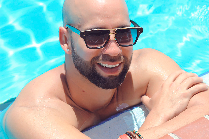chico tomando el sol en la piscina piscina desmontable gre acero blanco 610x375x132 cm