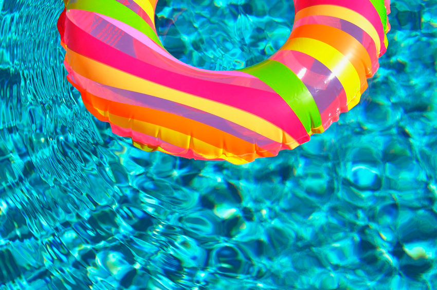 colchoneta flotando dentro de la piscina piscinas desmontables tubulares leroy merlin