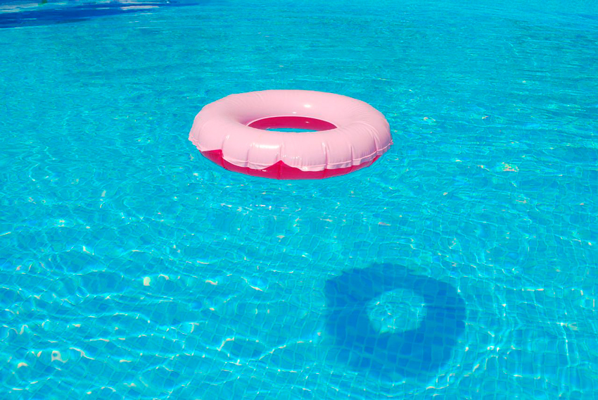 colchoneta flotando en la piscina