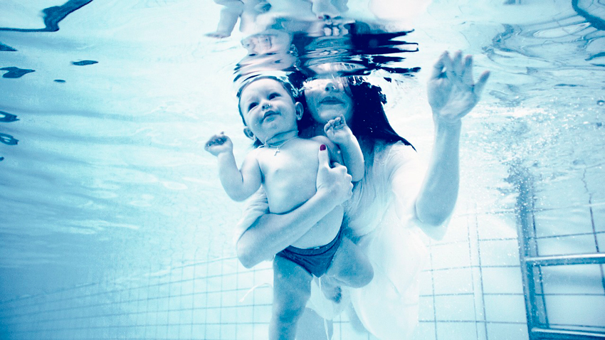 madre e hijo disfrutando de la piscina piscinas desmontables redondas grandes