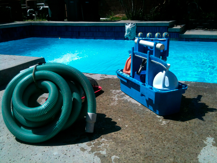 máquina preparada para limpiar la piscina mantenimiento de una piscina desmontable