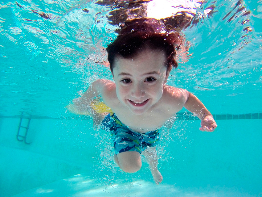 niño bañándose en una piscina