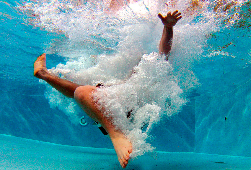 niño tirándose de chapuzón dentro de la piscina alcampo piscinas desmontables tubulares