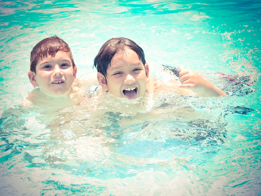 niños jugando en una piscina piscina desmontable hinchable